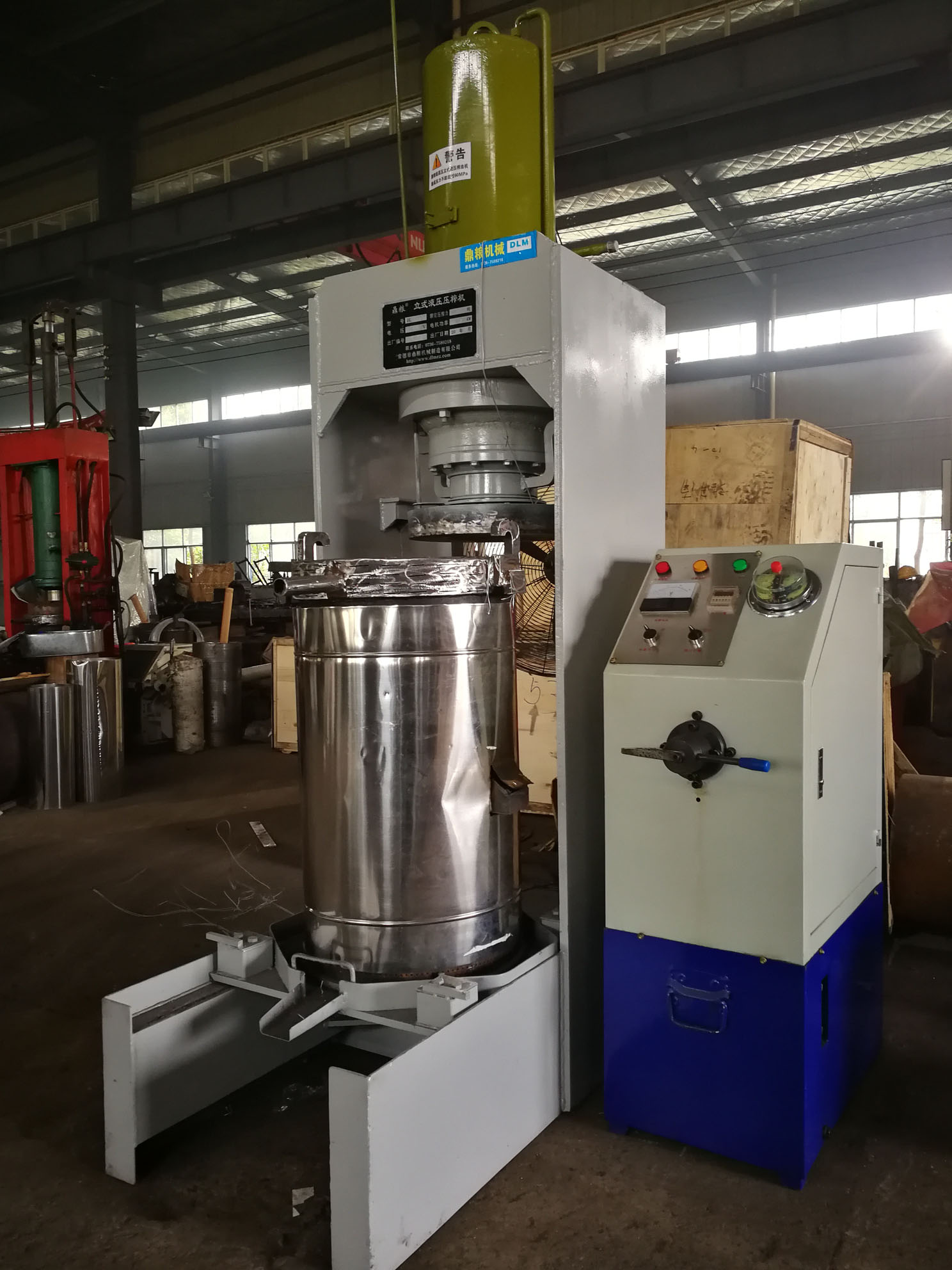 不銹鋼超高壓立式液壓壓榨機(jī)，果汁壓榨機(jī)，果渣壓榨機(jī)，藥材壓榨，油渣處理，白土壓榨